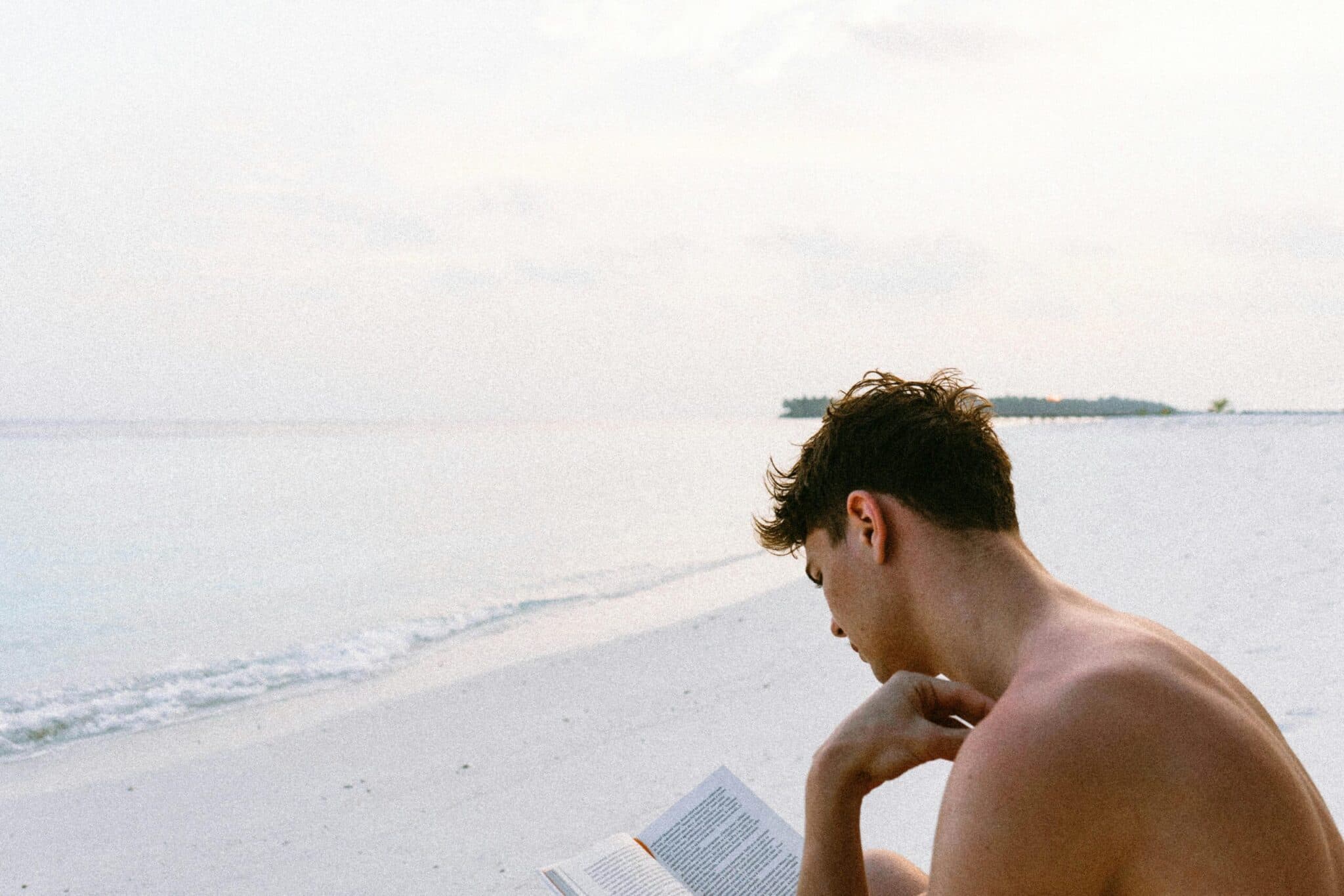 Descubrir la felicidad: Lecciones de la literatura y la vida