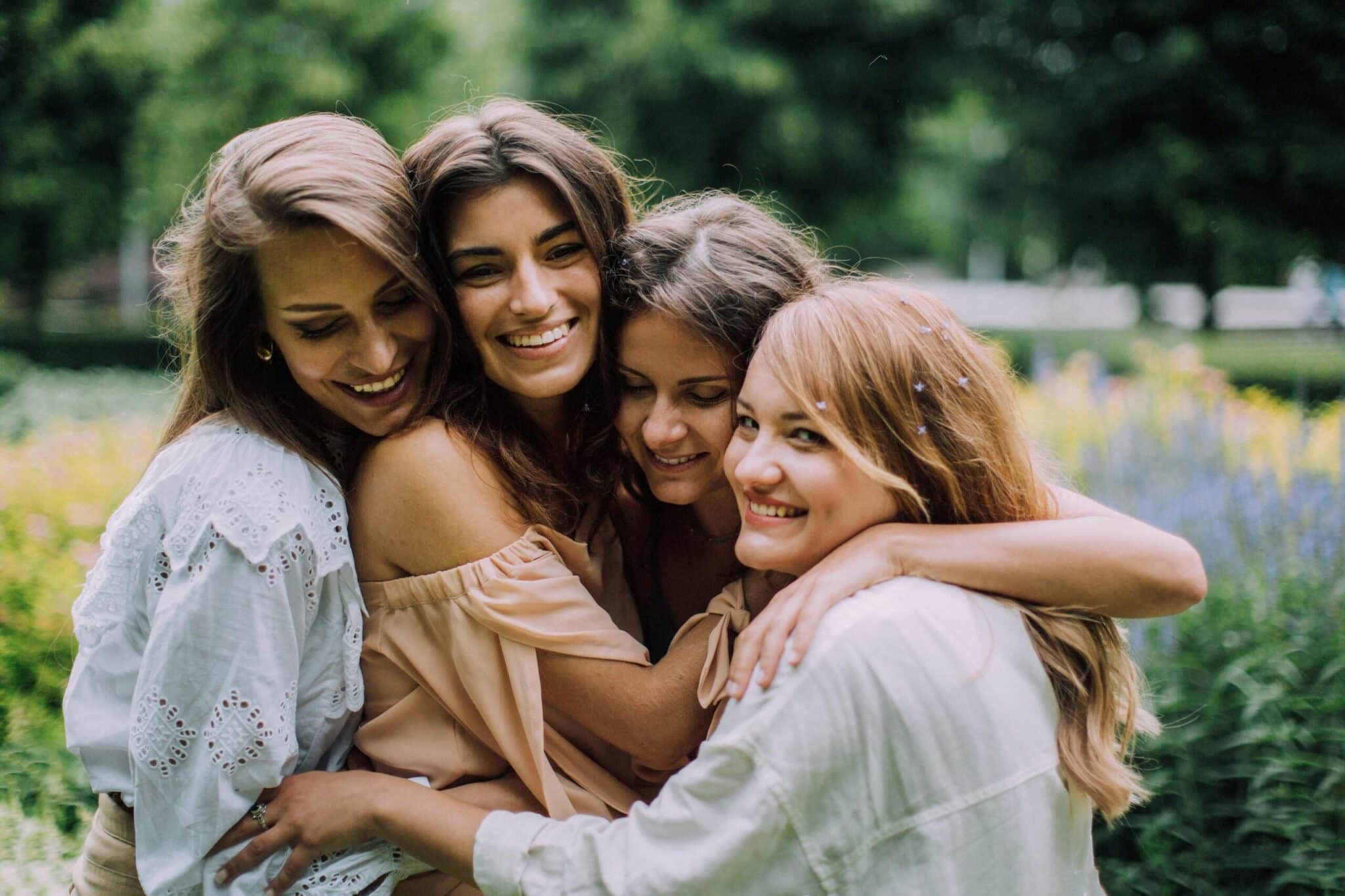 La psicología de las amistades profundas: Cuando los amigos se convierten en familia