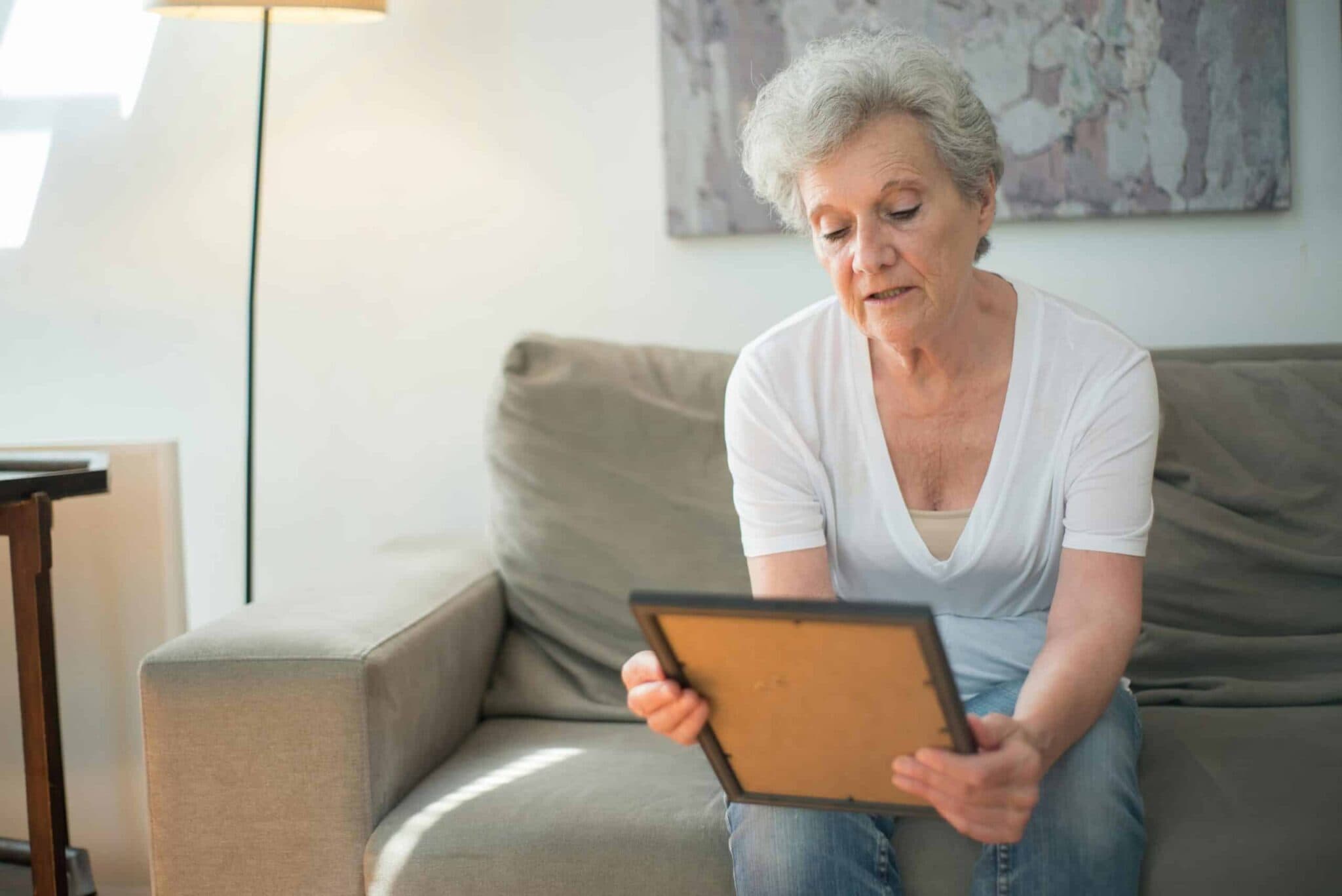 Perte de mémoire en phase terminale : symptômes, soins et attentes