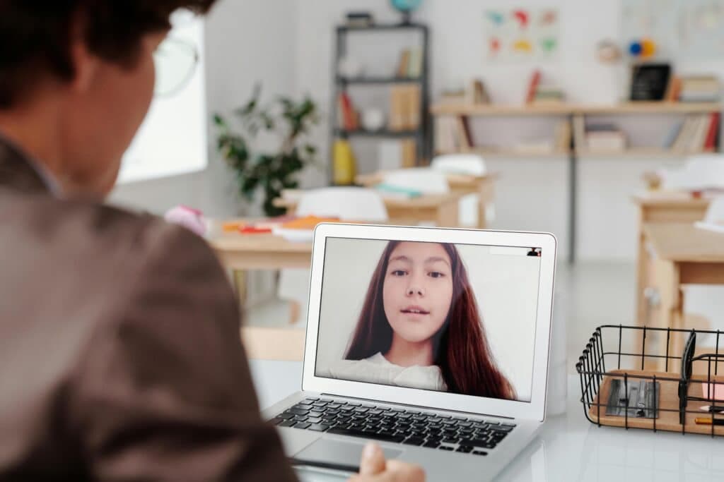 Control del TDAH en adolescentes: Soluciones de terapia de telesalud