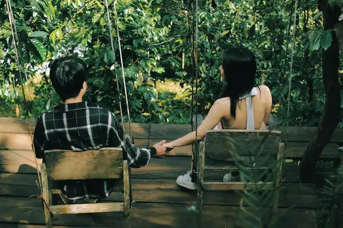 Stonewalling in Relationships: Signs, Effects, and Solutions