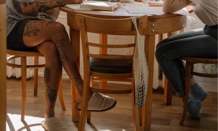 El hábito de mover las piernas: qué significa y cuándo hay que preocuparse
