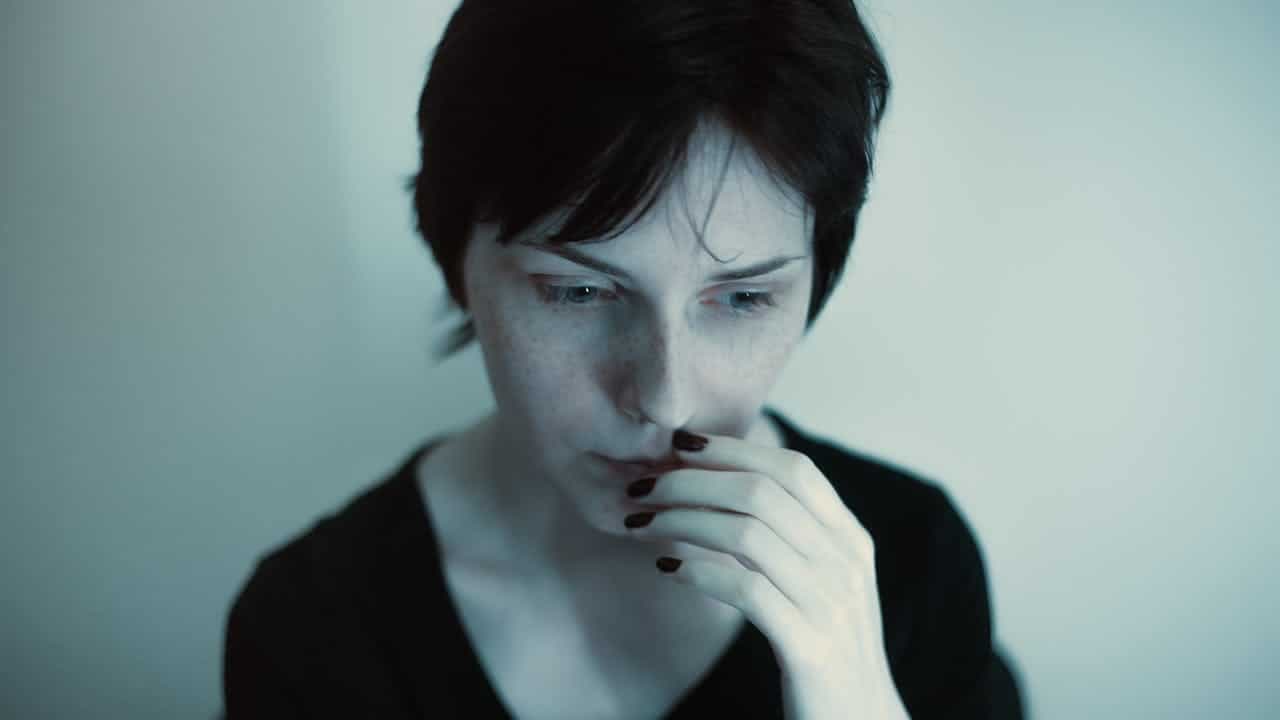 El síndrome del impostor en personas de alto rendimiento: cuando el éxito parece falso