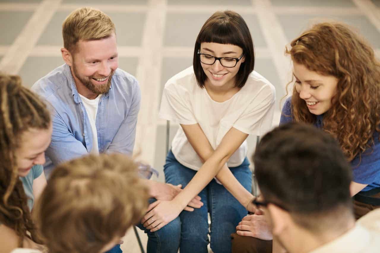 Peer Support vs Therapy: Which One Do You Need?