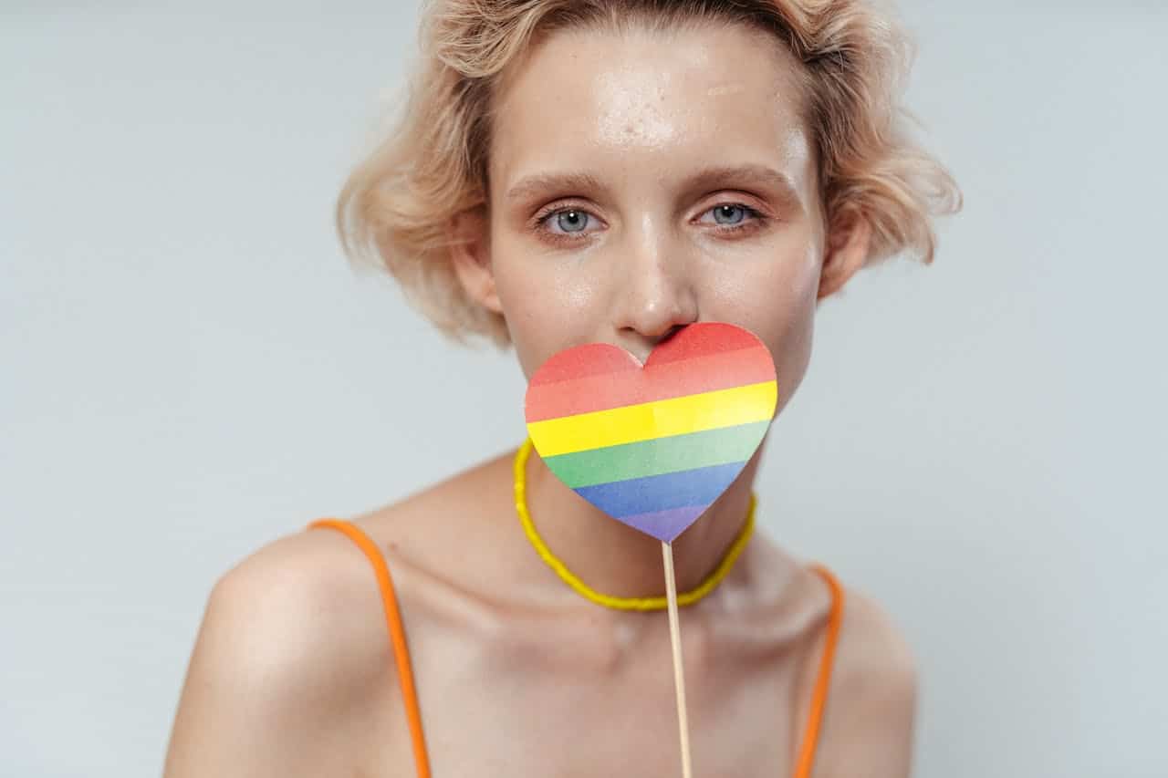 Estrés minoritario LGBTQ+: impacto en tu salud mental