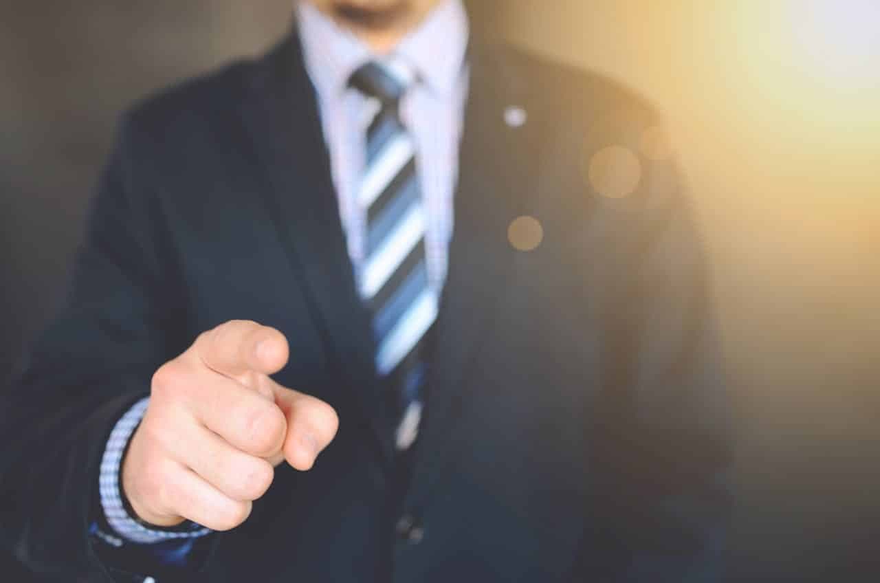 Les expériences d’obéissance de Milgram : ce qu’elles révèlent sur le courage moral