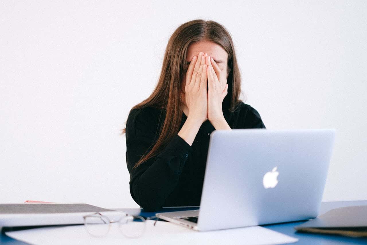 ¿Tu trabajo te está cambiando por dentro? Trauma vicario y burnout
