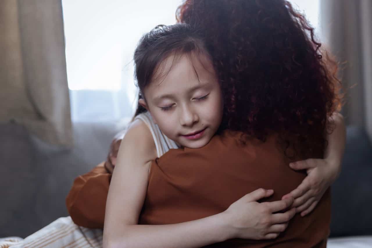 El niño que asumió el papel de padre: cómo el cuidado precoz perjudica el amor en la edad adulta