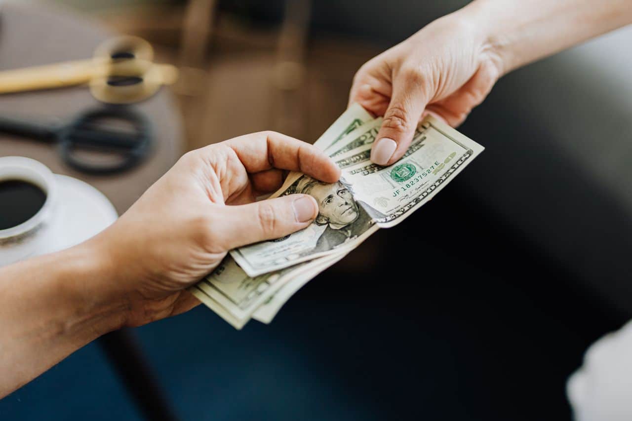 Prestar dinero a la familia: el precio emocional oculto