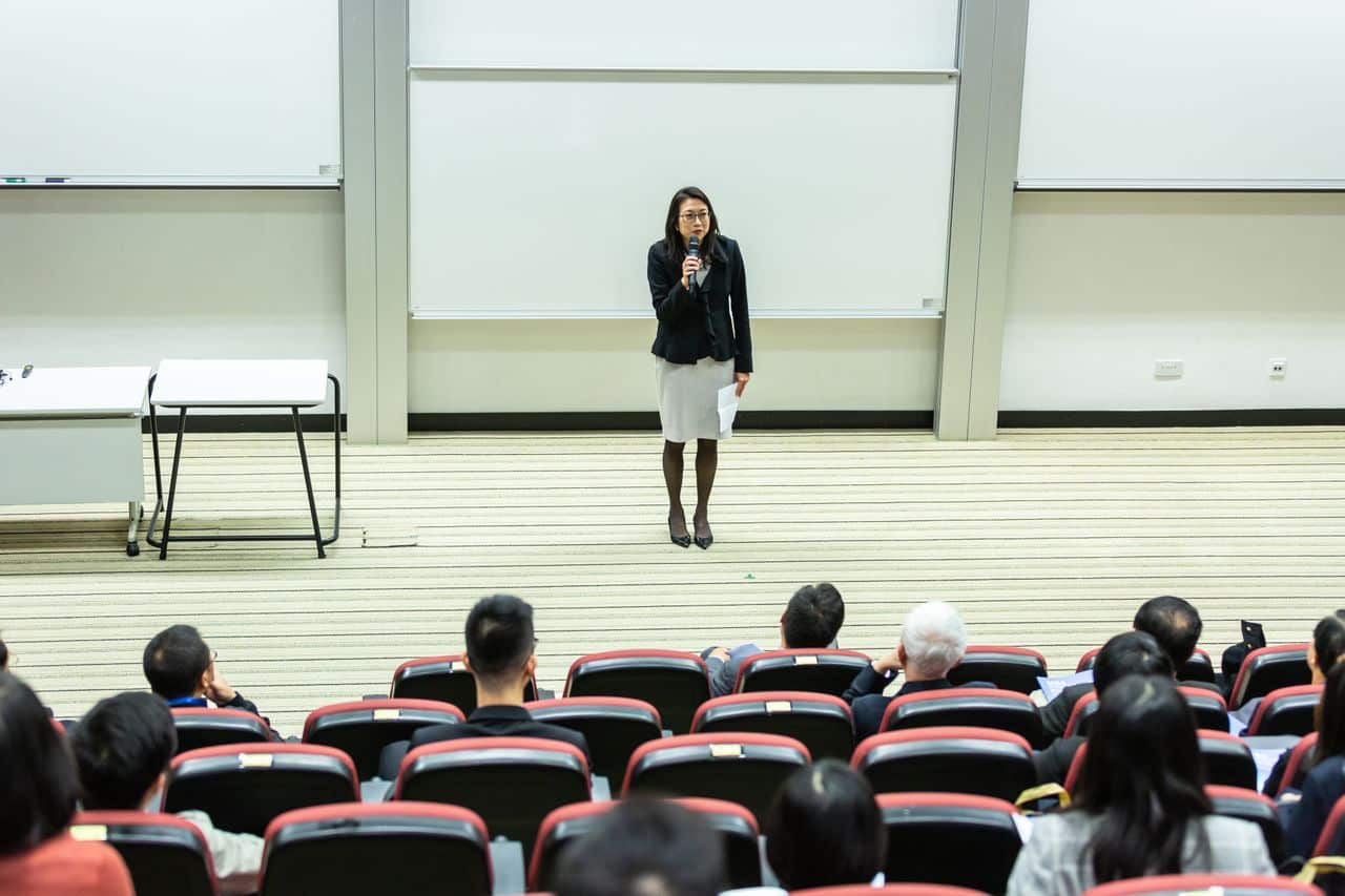 Por qué hablar en público aterroriza tanto a tu cerebro
