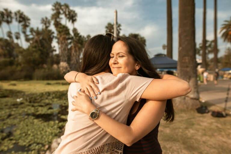 ¿Tu amigo está en una relación tóxica? Guía para brindarle ayuda efectiva
