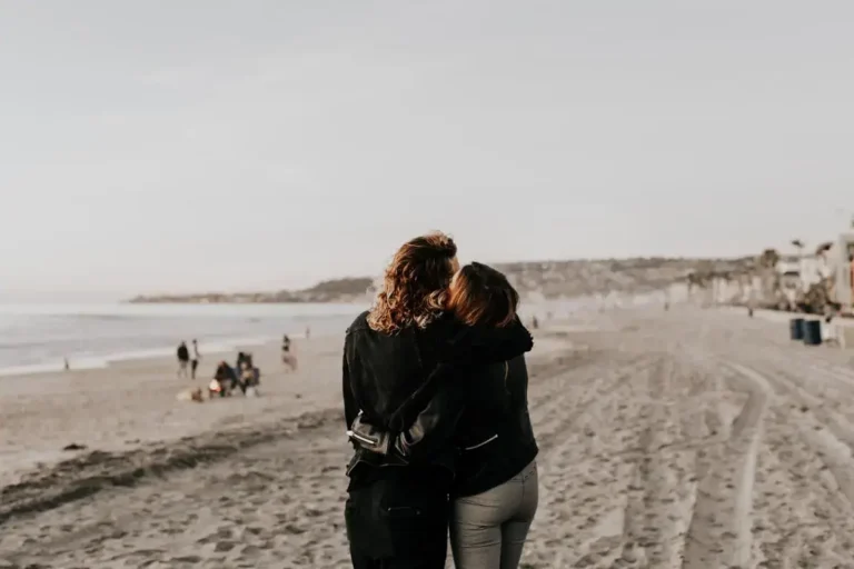 ¿Por qué siento que las mujeres no me aceptan? Estrategias para transformar esta creencia