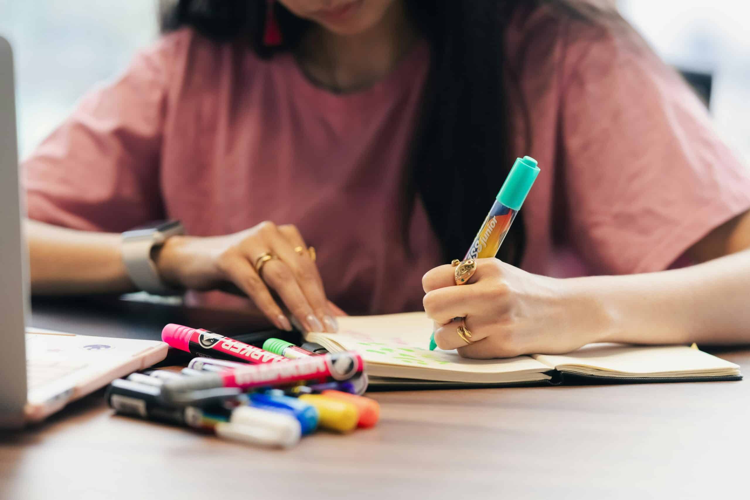 Cómo controlar los pensamientos sospechosos: Causas, afrontamiento y tratamiento