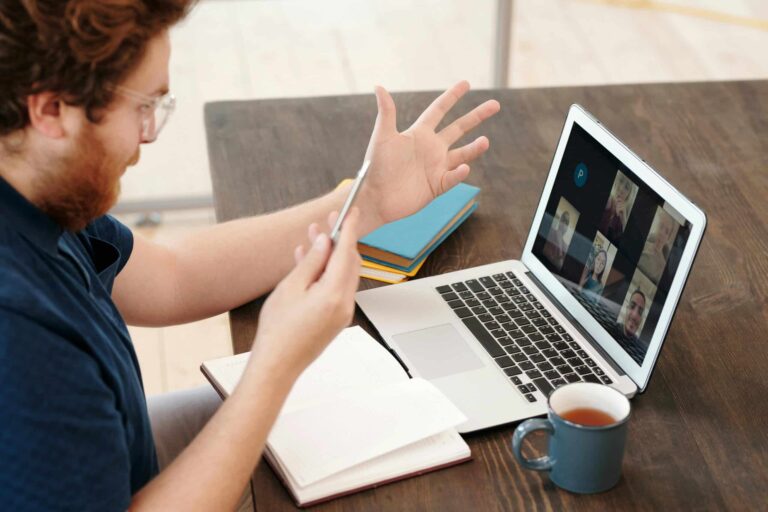 Comunidades digitales: Guía para protegerte mientras conectas con otras personas en Internet