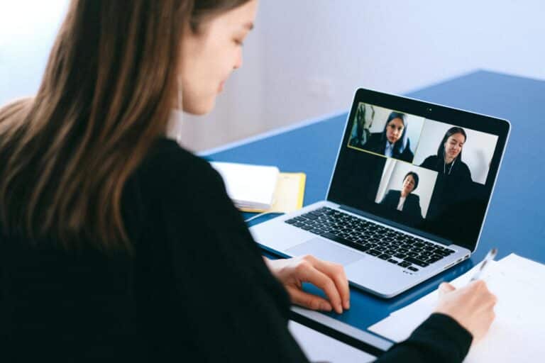 ¿Cómo manejar los síntomas de la esquizofrenia mediante terapia grupal virtual?