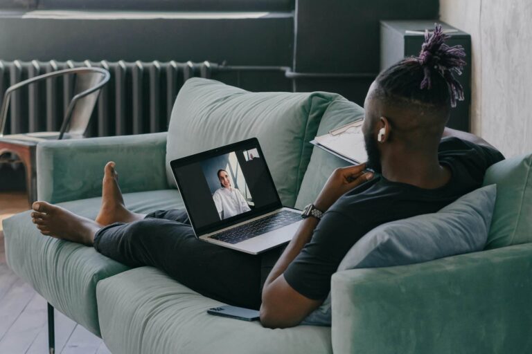 Les avantages et les risques des salons de discussion anonymes