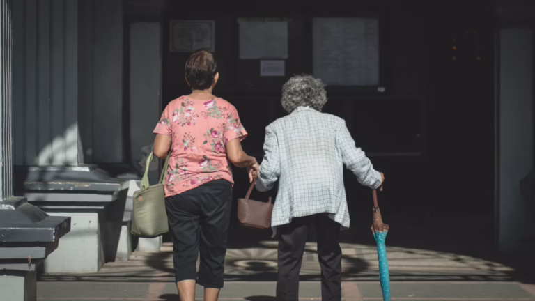Comment prendre soin d’une personne atteinte de démence : étapes, conseils et soutien