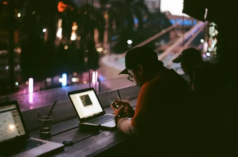 Redes sociales y autoestima: ¿aliadas o enemigas de tu bienestar emocional?