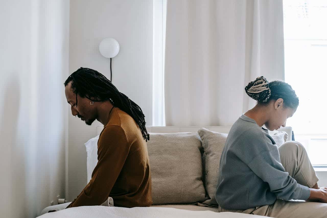 Aimer un partenaire évitant : ce que signifie vraiment son silence