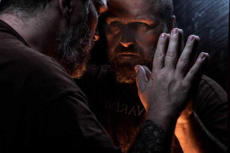 La distorsión cognitiva de la personalización: por qué te culpas a ti mismo