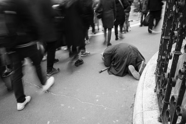 Bystander Effect: Why People Freeze When Others Need Help