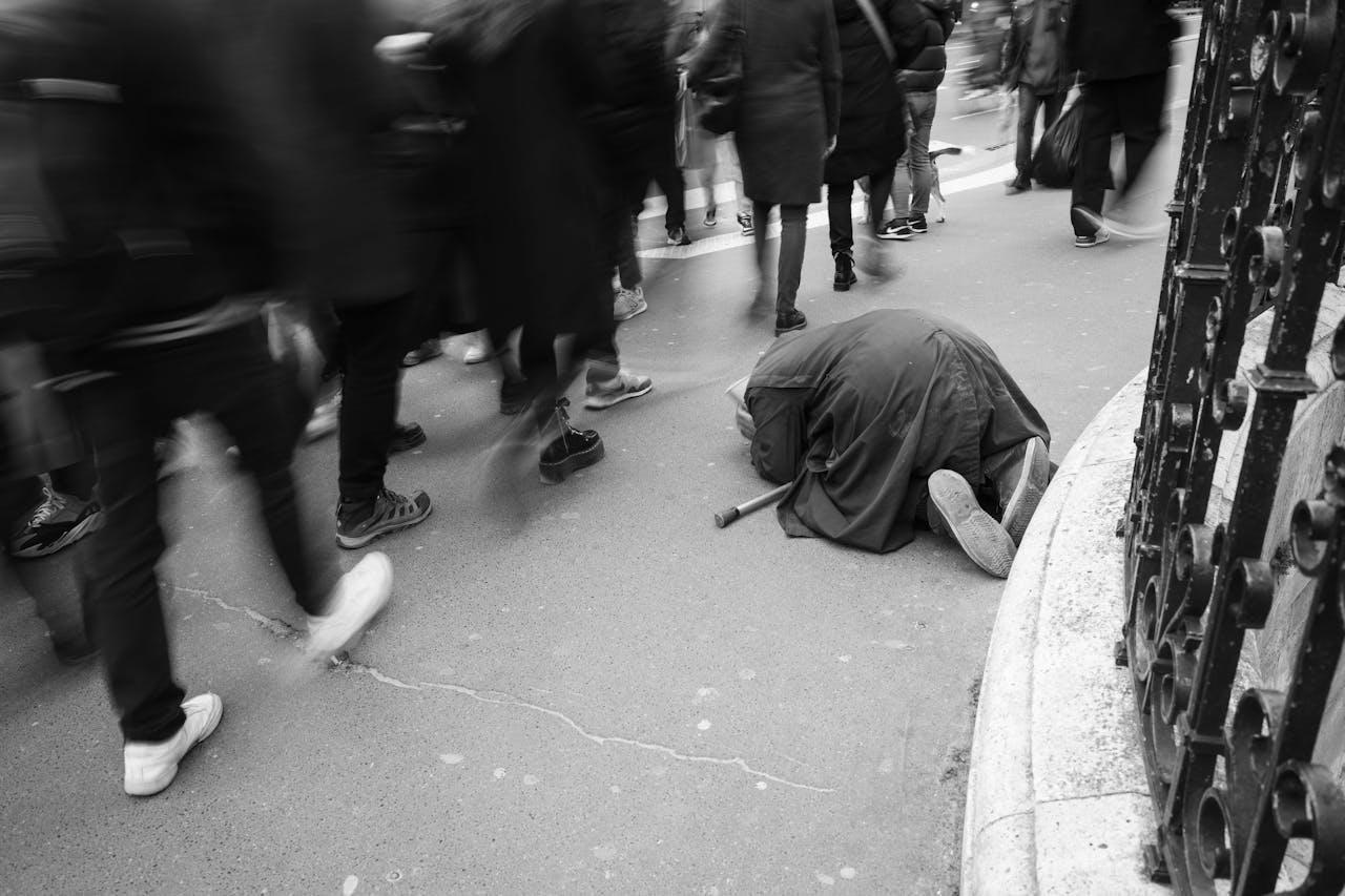 El efecto espectador: ¿qué nos paraliza cuando otros necesitan ayuda?