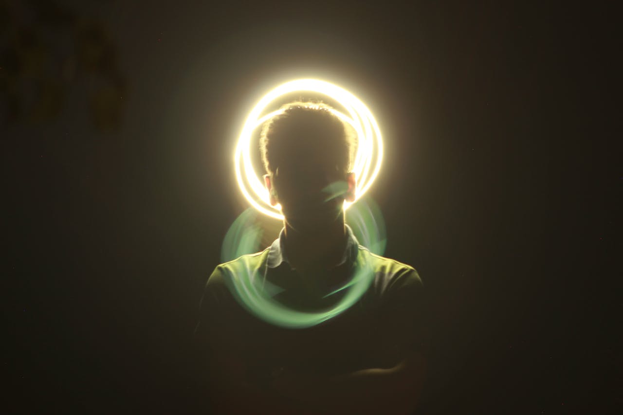 L’effet de halo : comment un seul trait de caractère peut fausser tout votre jugement