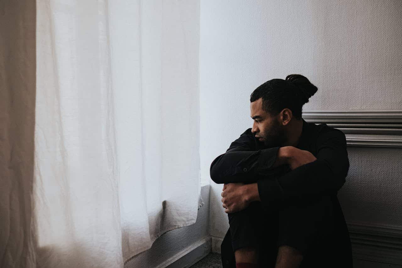 La solitude masculine : 12 signes comportementaux que la plupart des gens ne remarquent pas