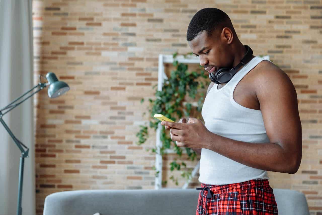 Tech neck: cómo la mala postura digital afecta tu sistema nervioso y tu salud mental