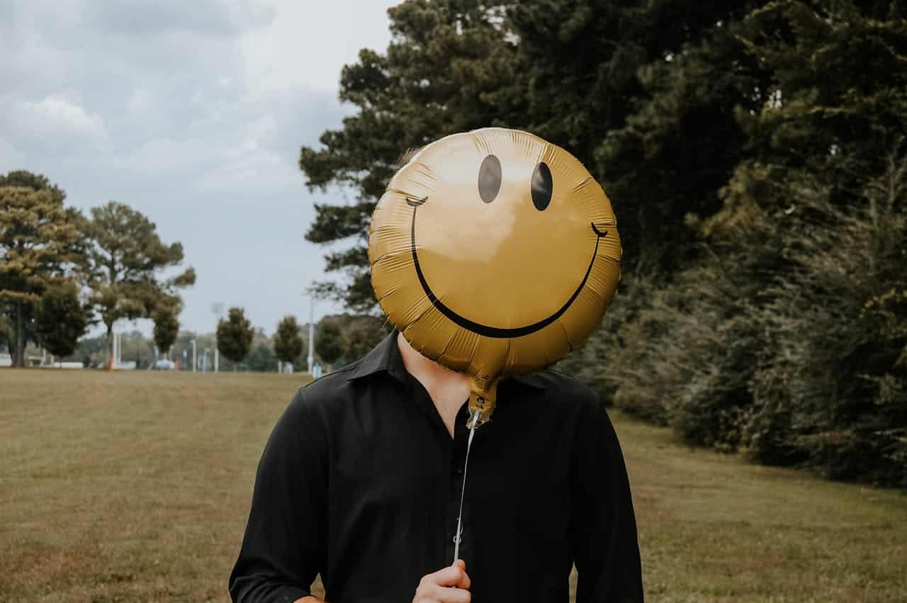 La positivité toxique : pourquoi l’optimisme forcé se retourne contre vous