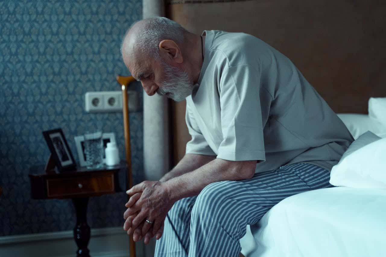 La solitude chez les personnes âgées : des dommages silencieux pour le cerveau et le corps