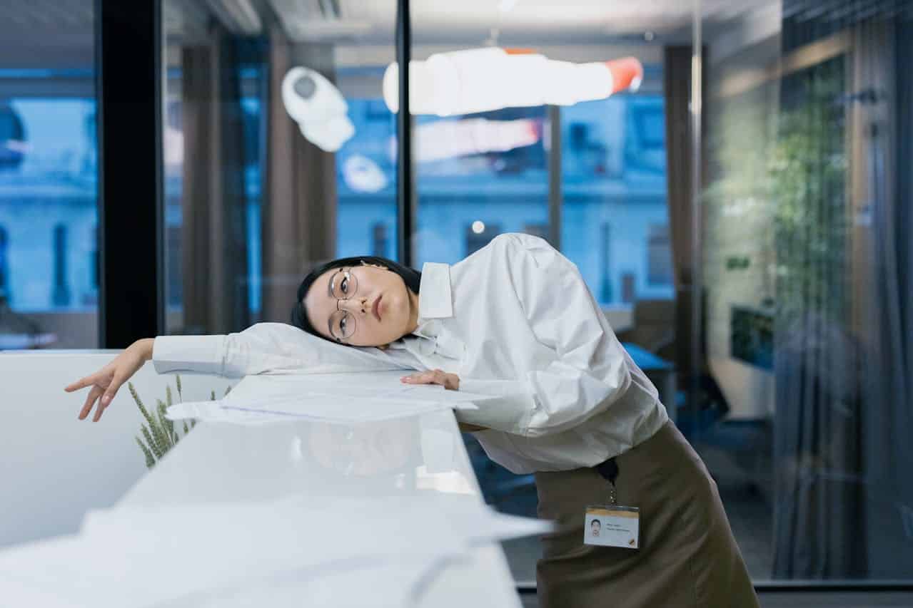 Le « quiet quitting » expliqué : la psychologie derrière le désengagement au travail