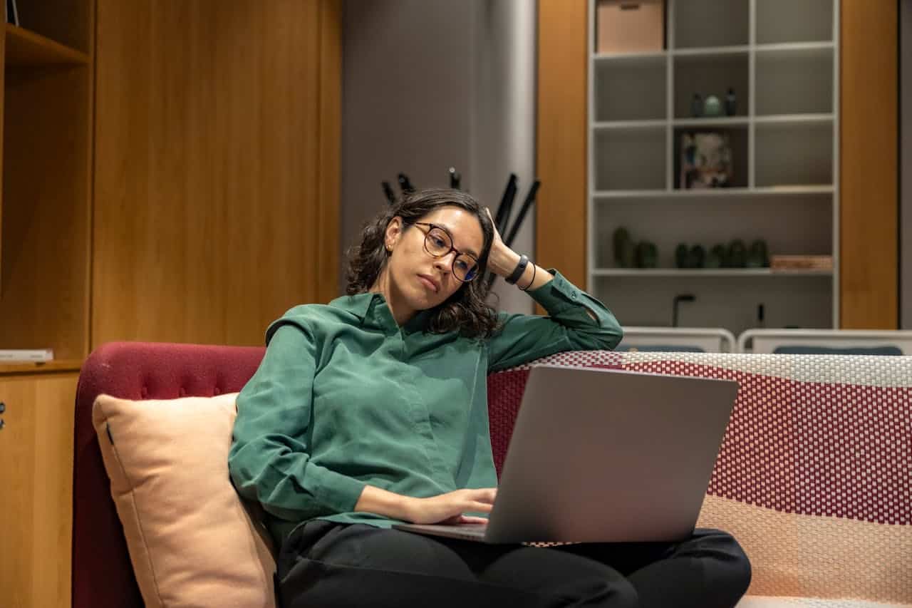 La solitude liée au télétravail : pourquoi l’isolement à la maison est plus difficile à vivre
