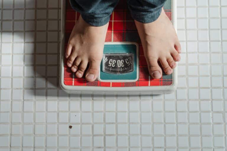 El impacto silencioso del estigma por el peso en la salud mental