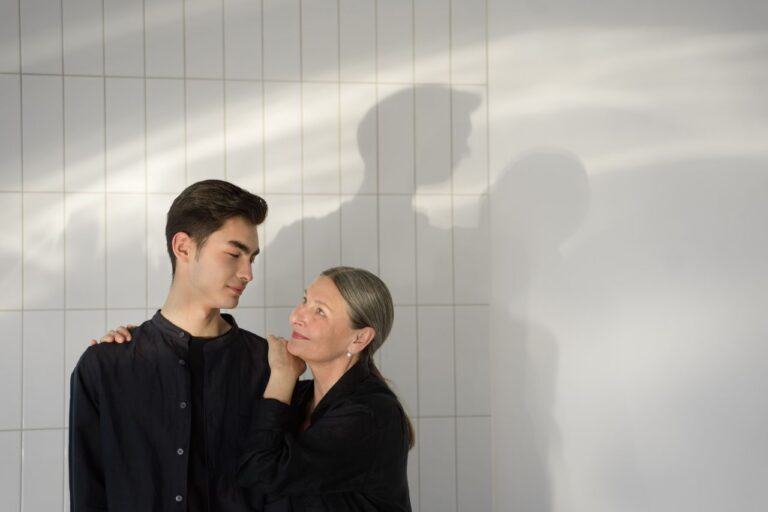 Lo que una madre enredada le hace realmente a su hijo
