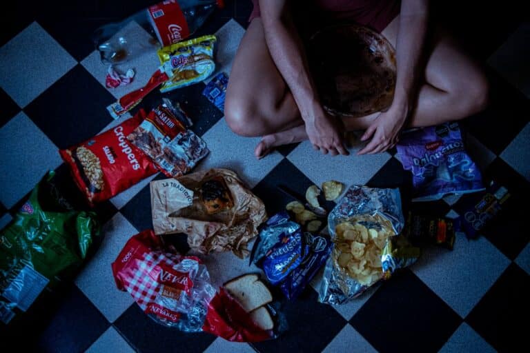 What Night Eating Actually Is and Why You Cannot Stop