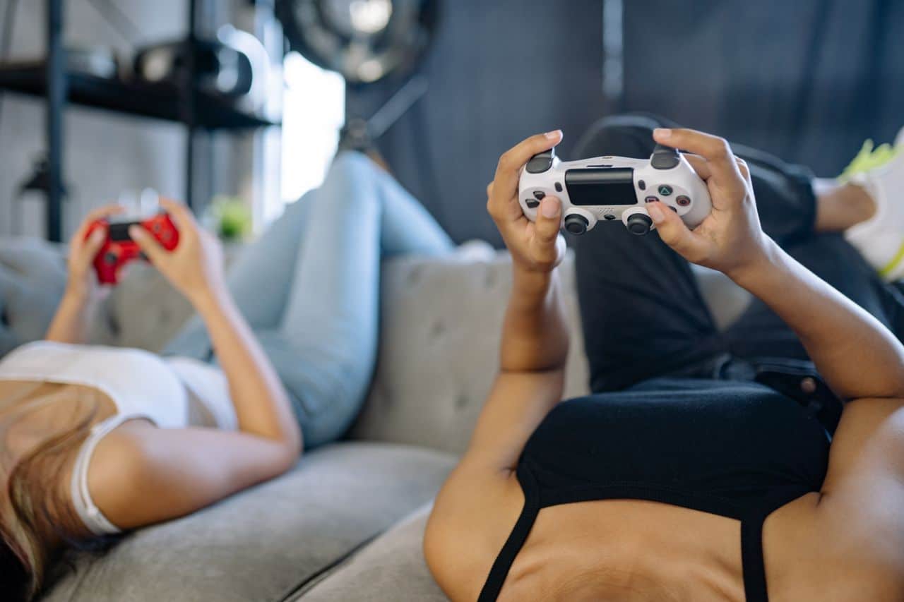 Ce que le jeu parallèle apporte réellement aux relations entre adultes